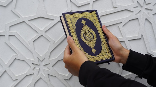 Coran - le livre sacré islamique sur le lauh dans la mosquée. baca coran. ayo mengaji. coran, ayo ngaji