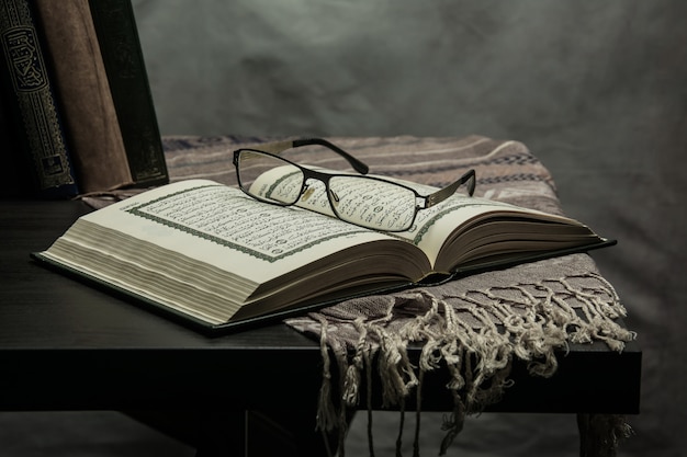 Coran - livre sacré des musulmans (élément public de tous les musulmans) sur la table, nature morte