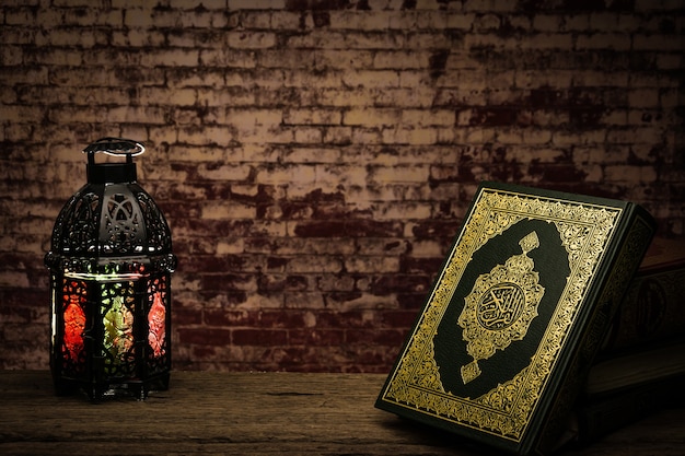 Coran - livre sacré des musulmans (objet public de tous les musulmans) sur la table, la nature morte