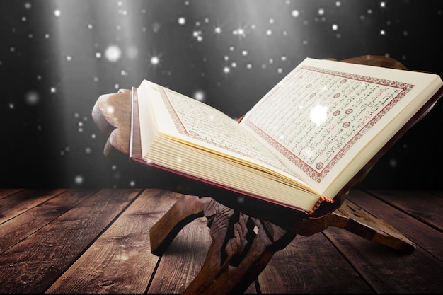 Coran - livre sacré des musulmans sur un support en bois