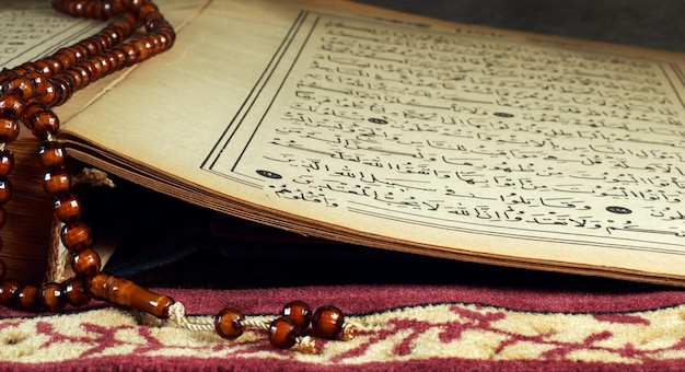 Coran le livre saint de la religion musulmane et Priez Compter Perle Photo