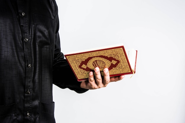 Coran à la main - livre sacré des musulmans (objet public de tous les musulmans) Coran en main
