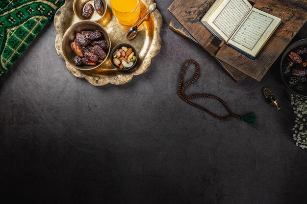 Photo coran ouvert près du concept de dates du ramadan kareem