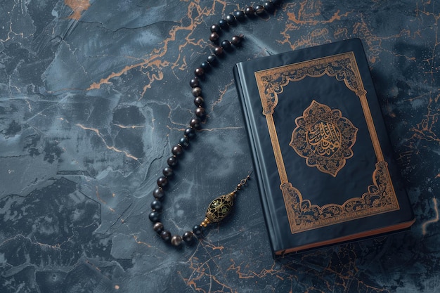 Coran avec des perles de prière sur une table en bois