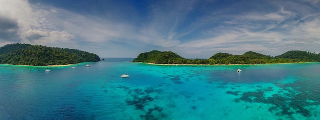 Coraux de plage et mer sur les îles tropicales