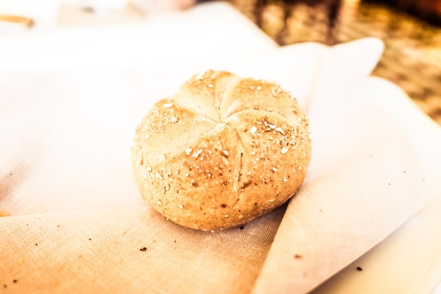 Photo corbeille à pain dans un restaurant des aliments fraîchement cuits