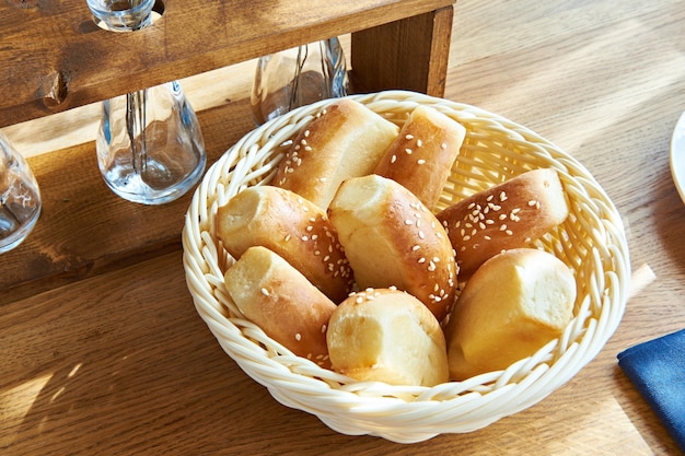 Corbeille à pain sur table au restaurant