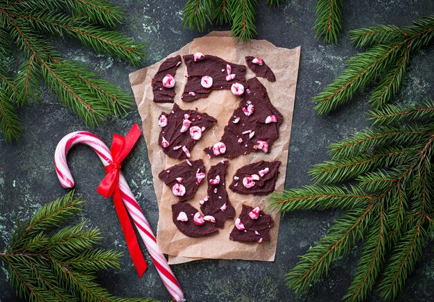 Écorce de chocolat à la menthe poivrée de Noël avec des copeaux de canne à sucre. Vue de dessus