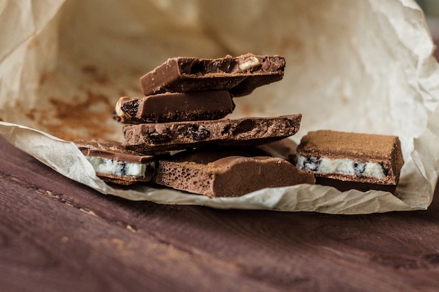 Écorce de chocolat noir avec un mélange de papier ciré