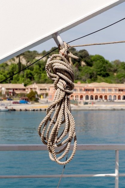 La corde d'amarrage sur le bateau