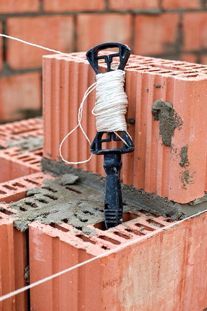 Corde d'aplomb pour une maçonnerie uniforme Respect de la pose correcte des murs et des angles des briques en céramique Outil de maçon