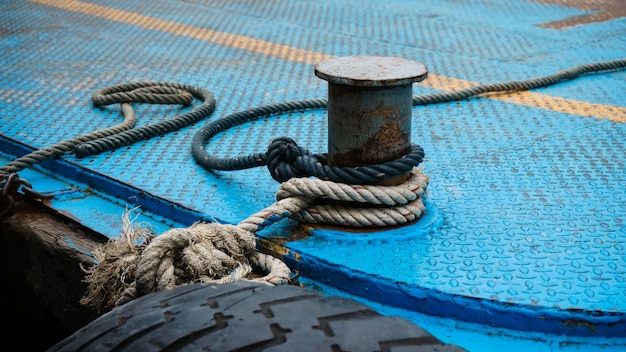 Corde de bateau attachée sur une bitte Grand bollard en acier au port