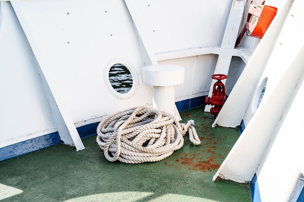 La corde blanche d'amarrage pour l'amarrage se trouve sur le nez du navire