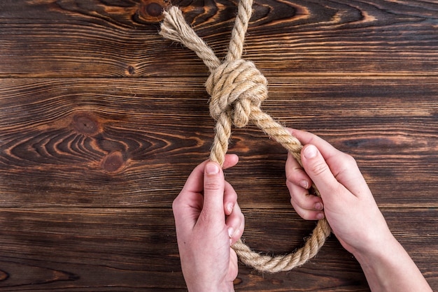 Corde sur bois. Suicide. Noeud en cours d'exécution.