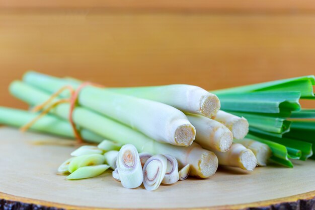 Corde de citronnelle fraîche et la citronnelle tranche sur une planche à découper en bois dans le concept de cuisson.