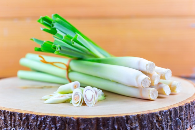 Corde de citronnelle fraîche et la citronnelle tranche sur une planche à découper en bois dans le concept de cuisson.