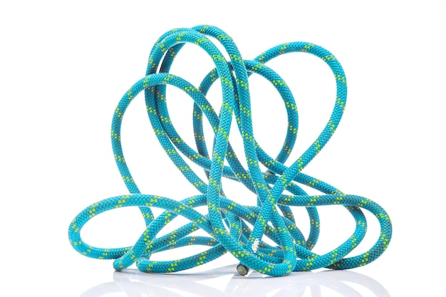 corde colorée durable pour équipement d'escalade sur un fond blanc bobine de corde d'ascension