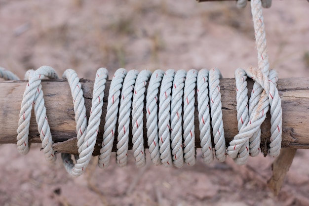 Une corde est attachée dans un noeud autour d&#39;un poteau de clôture