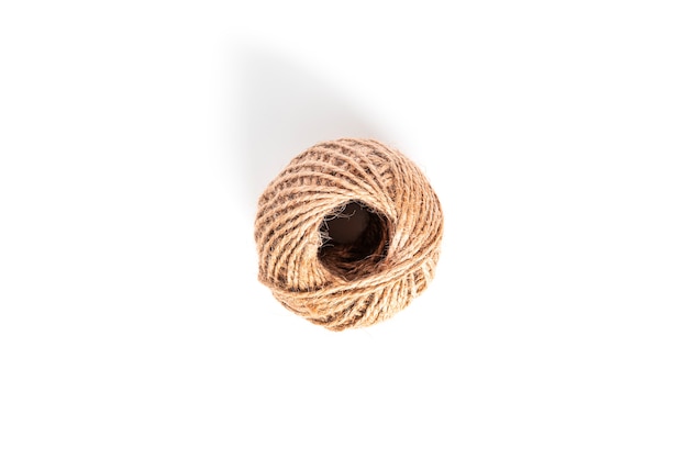 Corde de jute isolée sur fond blanc. Corde de chanvre. photo de haute qualité