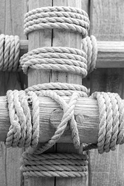 Photo corde avec noeud sur fond de texture bois