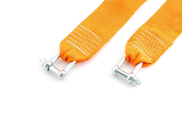 Corde de remorquage orange isolée sur fond blanc