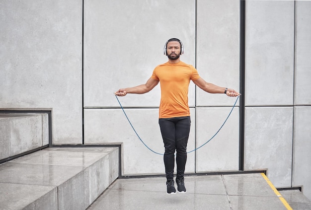 Corde à sauter de remise en forme et saut d'homme en ville pour l'exercice de bien-être entraînement cardio et entraînement avec des écouteurs