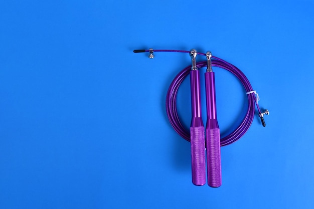 Une corde à sauter violette avec une corde dessus