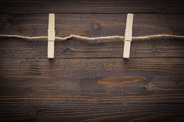 corde de tissu bois et corde de chanvre sur fond de planche brune