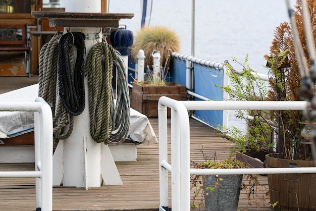 Photo les cordes étaient accrochées à un bateau.