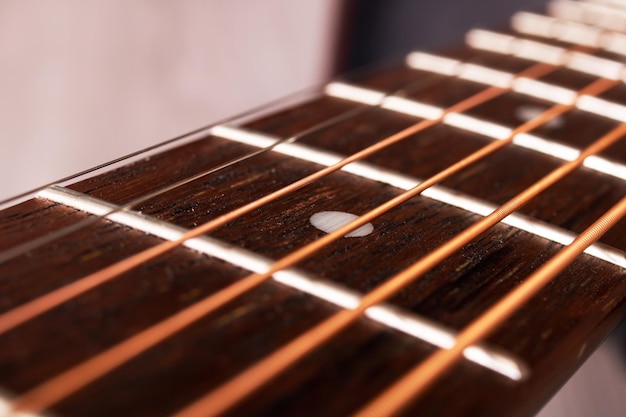 Cordes sur une guitare noire close up