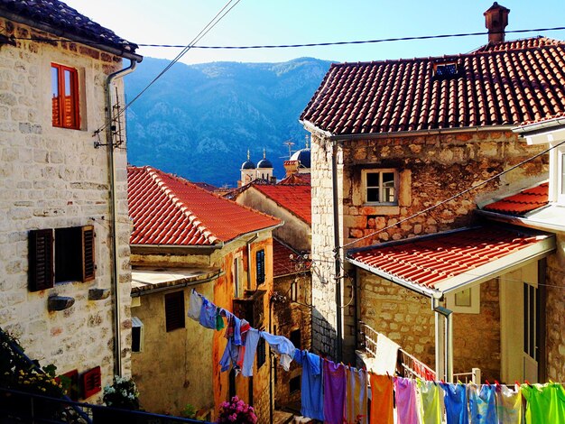 Photo des cordes à linge au milieu des maisons contre les montagnes