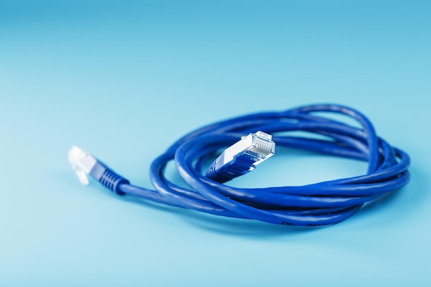Cordon De Raccordement De Cordon De Câble Ethernet Bleu Sur Un Bleu