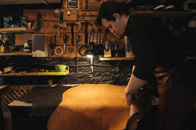 Cordonnier jeune homme concentré