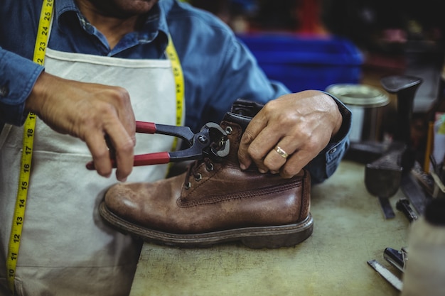 Photo cordonnier réparant une chaussure