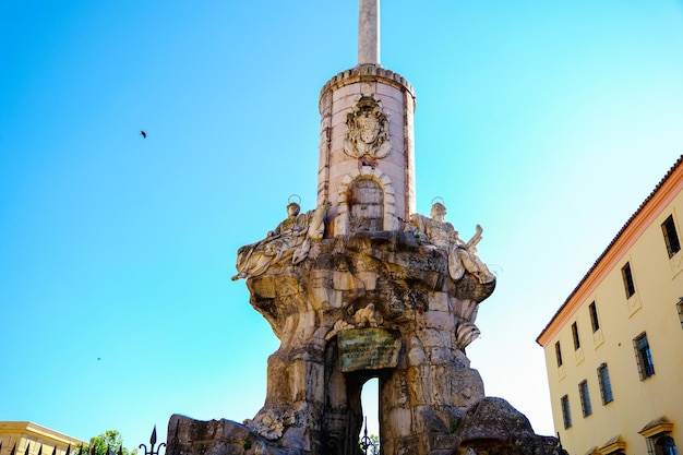 Cordoue, Espagne Colonne et statue commémorant le triomphe de Saint Raphaël.