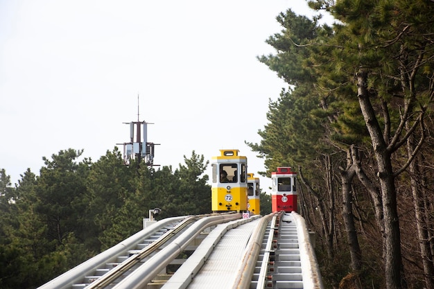 Des Coréens et des voyageurs étrangers assis passagers voyagent sur la Sky Capsule Tram Haeundae Blue Line à la gare de Mipo pour une visite de voyage au Haeundae Beach Park le 18 février 2023 à Busan en Corée du Sud