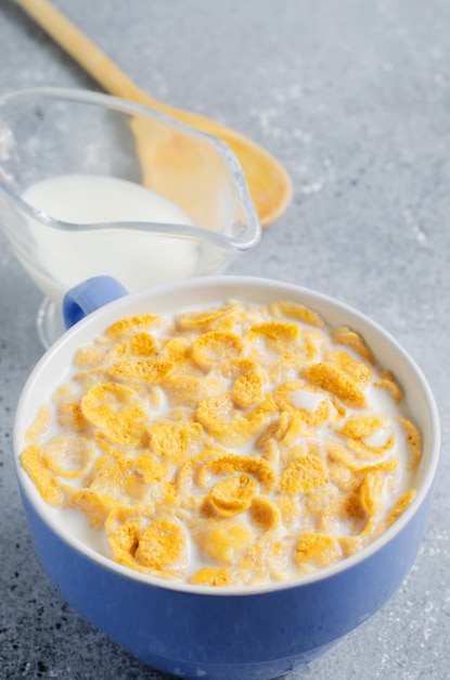 Corn flakes au lait dans un bol