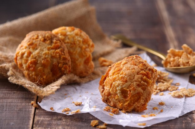 Corn Flakes Cookies Biscuits faits maison joliment arrangés