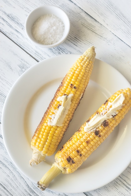 Corncorbs grillés sur la plaque