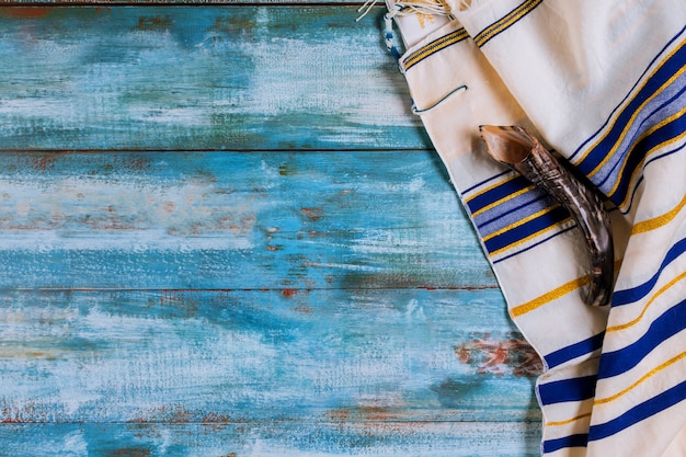 Corne de Shofar et vacances juives de tallit avec des juifs hassidiques prient