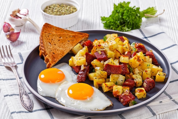 Corned Beef Hash Browns avec vue de dessus d'oeufs au plat