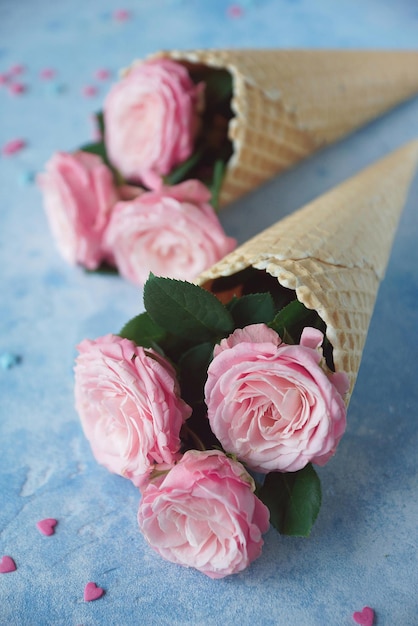 Cornes de gaufres avec fleurs sur fond bleu, Tendresse, Saint-Valentin, Mise au point sélective