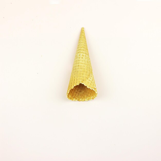 Cornet de crème glacée corne de gaufre vide vue de dessus plat tendance minimaliste