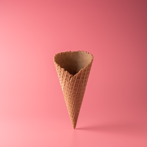 Photo cornet de crème glacée sur fond rose
