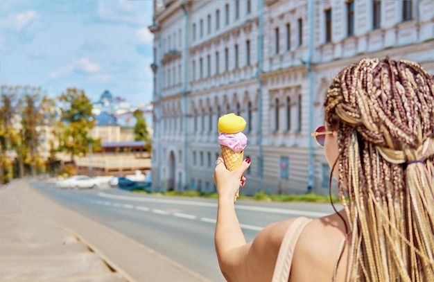 Cornet De Crème Glacée à La Main En Gros Plan Avec Bokeh. Gelato Au Sorbet Pêche Et Saveur Lavande.