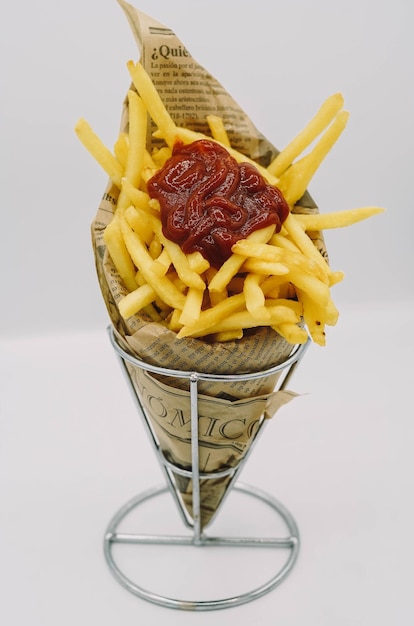 cornet de frites au ketchup prêt à emporter