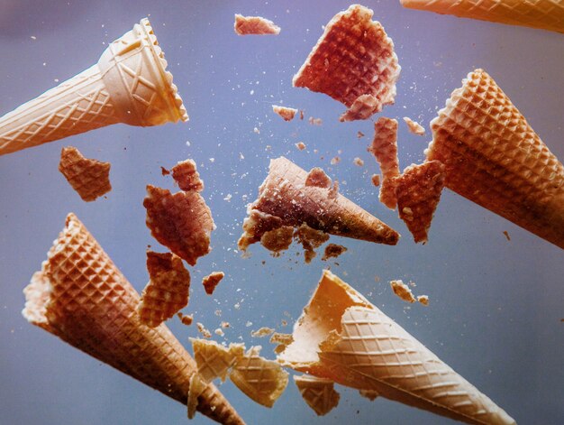 cornet de glace émietté sur le verre.