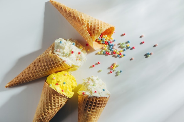 Cornets de crème glacée sur fond blanc. Notion d'été.