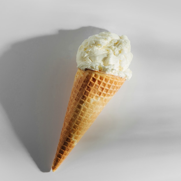 Cornets de crème glacée sur fond blanc. Notion d'été.