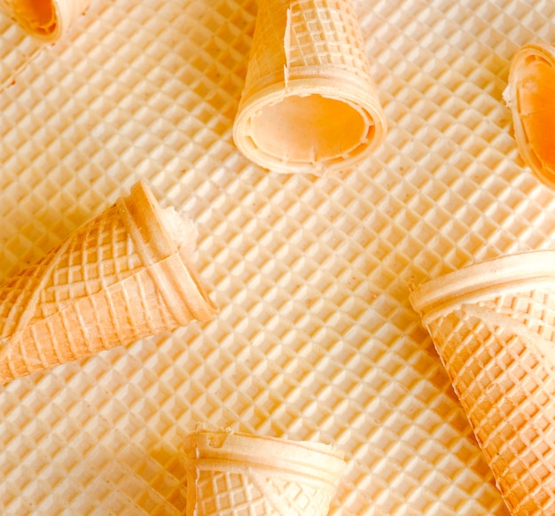 Photo cornets de crème glacée sur une table en tissu gaufré